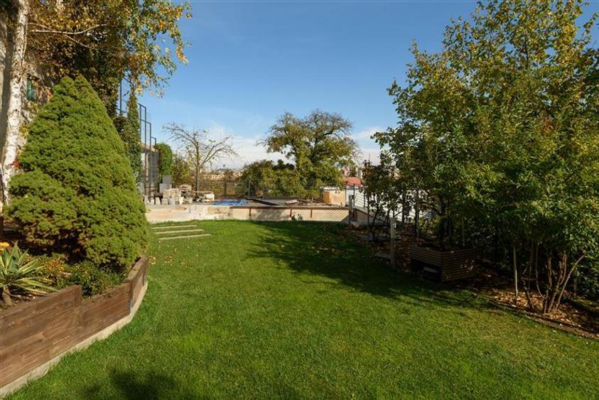 Casă individuală cu 4 camere cu Piscina în Central