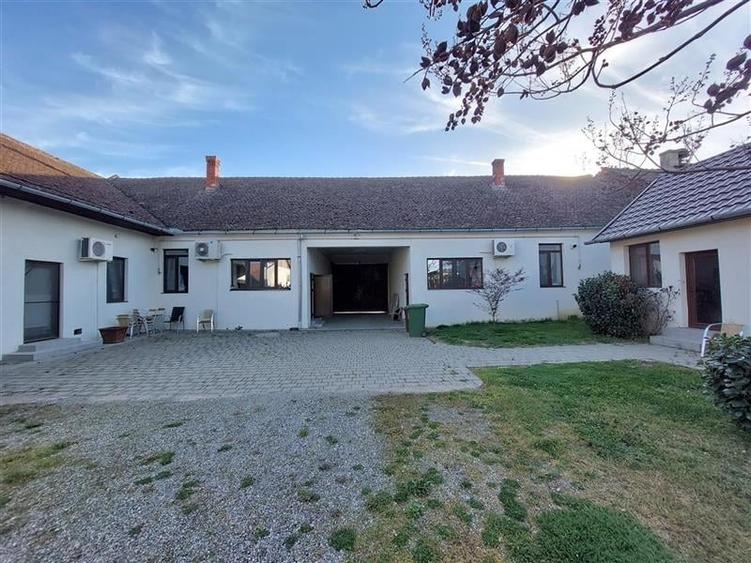 Casa mare, cu teren generos, pentru locuit sau afacere, in Santana - 1