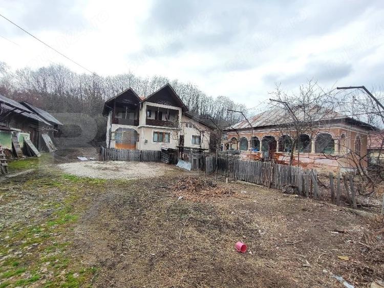 Casă individuală cu 4 camere cu Teren 2080 Mp în Gura Foii