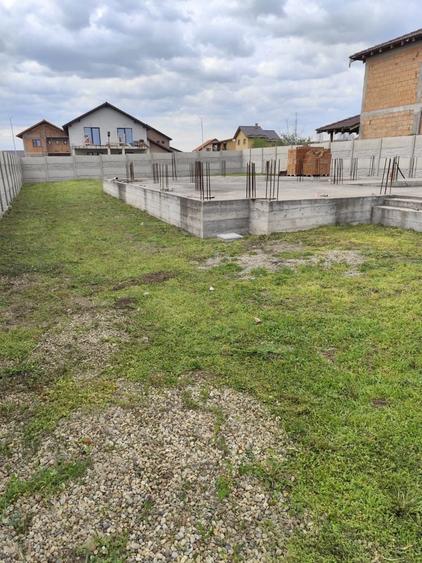 Teren intravilan cu fundatie, elevatie, placa si proiect de casa P+1E. - 1