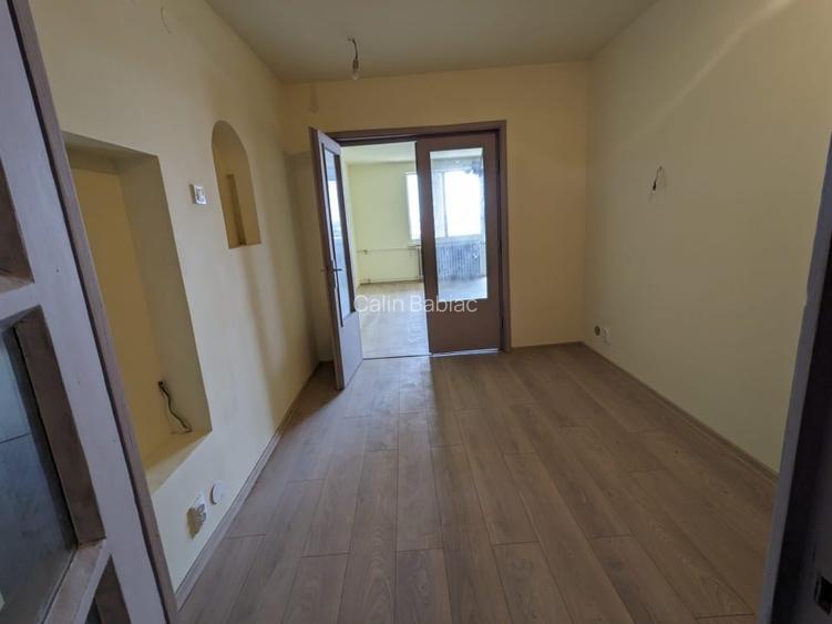 Apartament cu 3 camere semidecomandat în Central Apartament cu 3 camere semidecomandat în Central