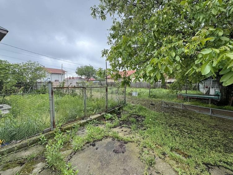 Teren intravilan  3447 mp, cu casa modesta, Desch. 30 m, str. Gr. Alexandrescu - 14