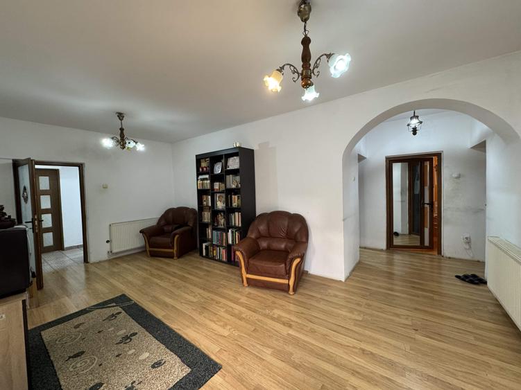 IMOBIL cu 3 cladiri, 14 camere, 6 bai, T= 611 mp, ultracentral,Caracal - 2