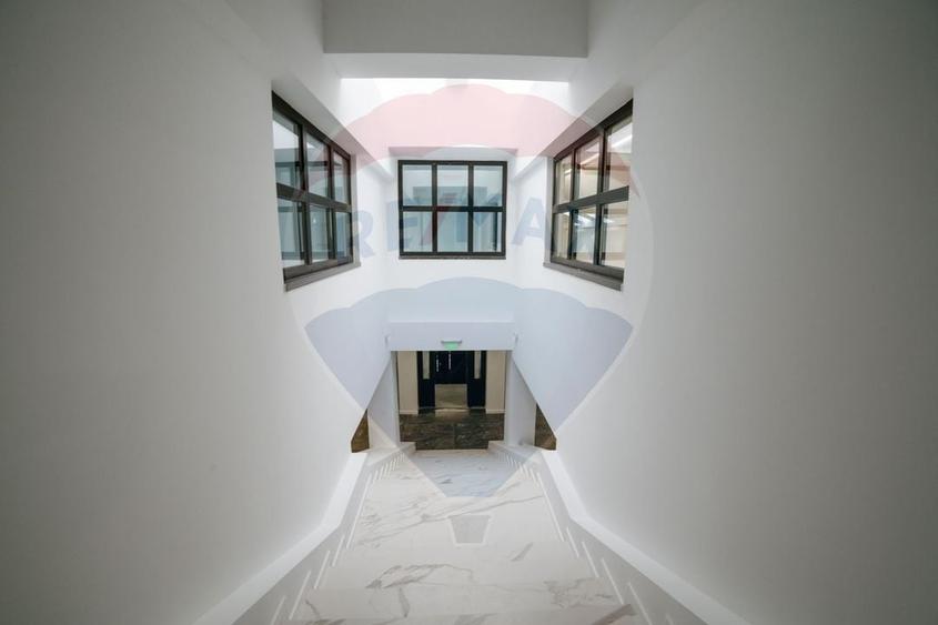 Spatiu comercial ULTRACENTRAL - 2,300mp de inchiriat - 16