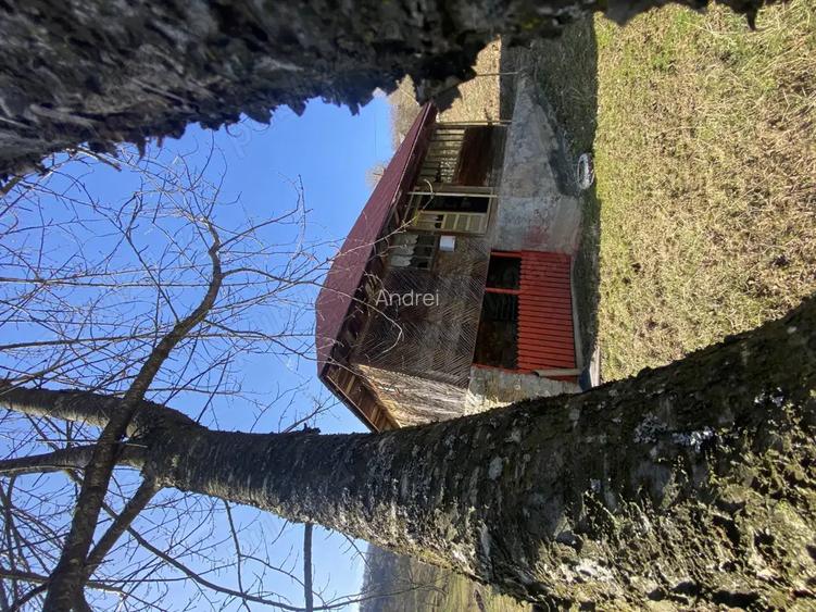 Teren generos cu casa tradi?ionala Teren generos cu casa tradi?ionala