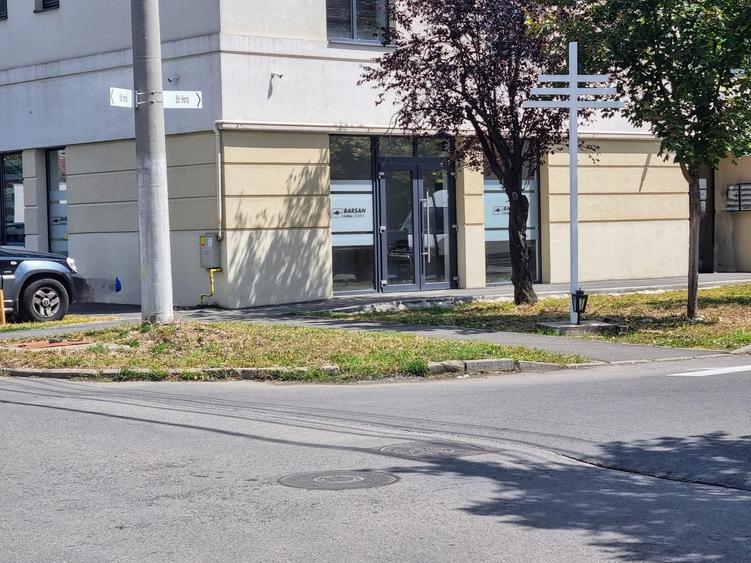 Spatiu comercial de inchiriat pretabil pentru multiple destinatii : salon de inf - 10