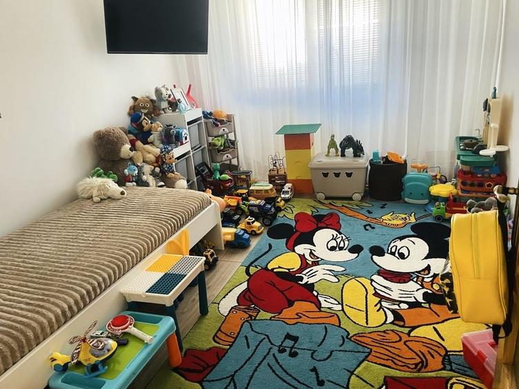 Apartament cu 4 camere decomandat în Central