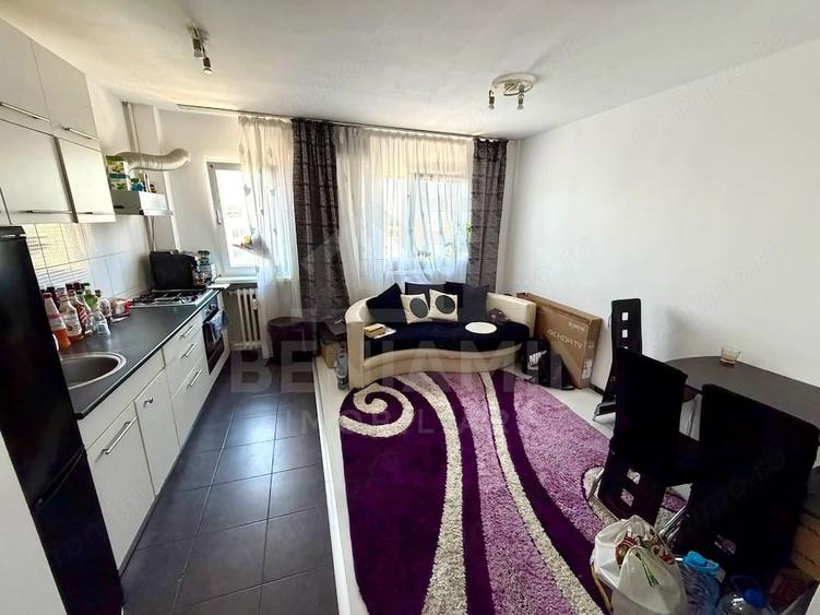 Apartament cu 3 camere semidecomandat în Calea București