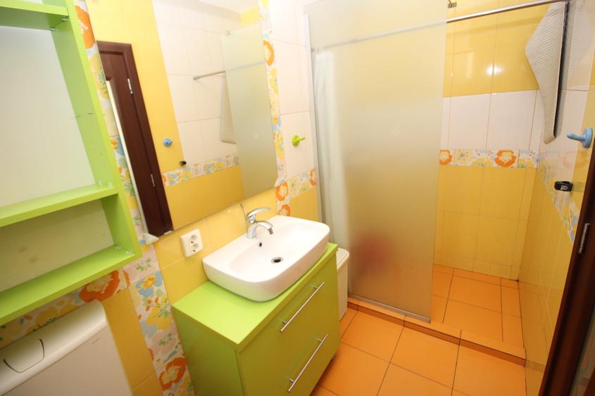 Apartament cu 4 camere semidecomandat în Titan