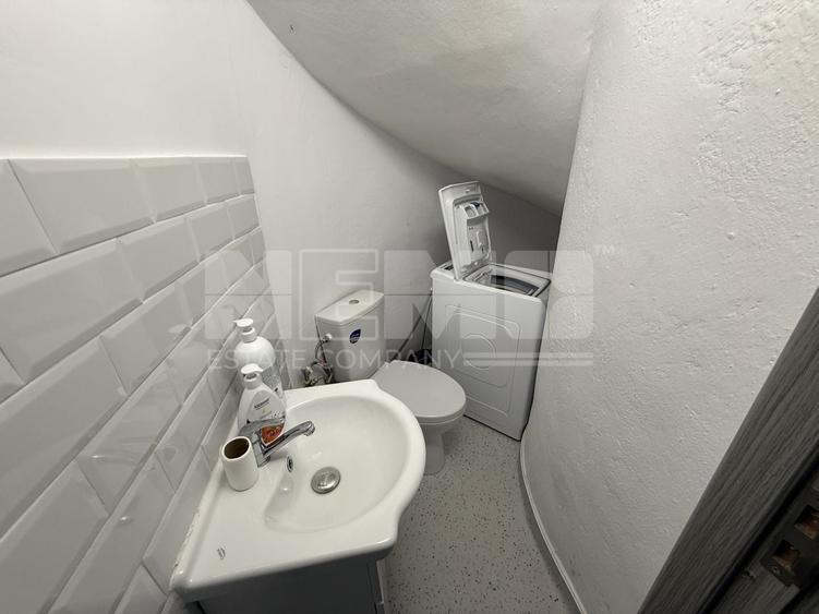 Casă individuală cu 6 camere cu Canalizare în Central