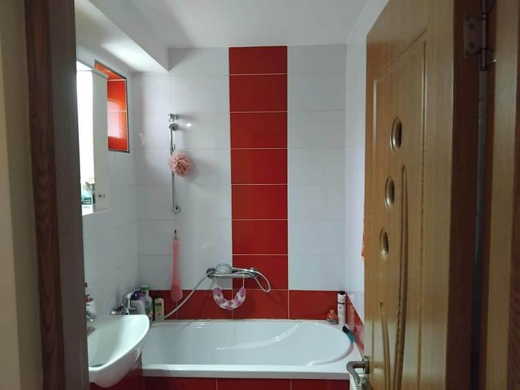 Apartament cu 3 camere semidecomandat în Central