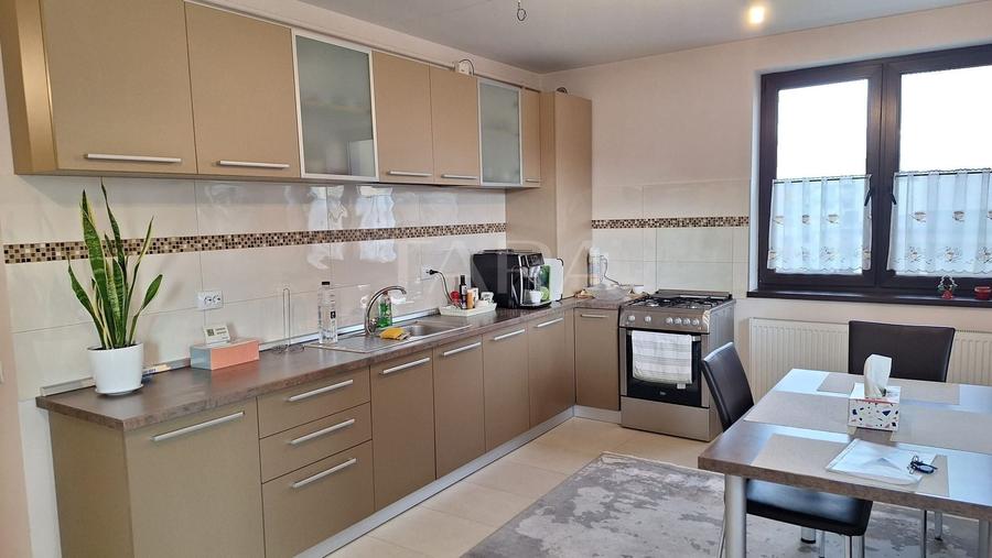 Apartament cu 3 camere semidecomandat, mobilat în Europa