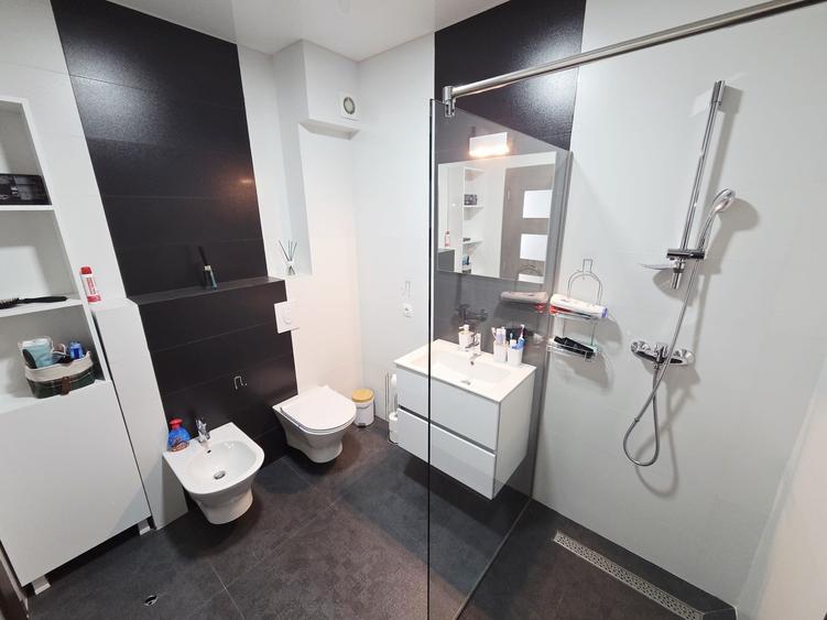 Apartament cu 2 camere decomandat, mobilat în