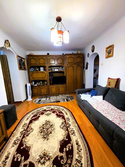 Apartament cu 3 camere semidecomandat în Tătărași