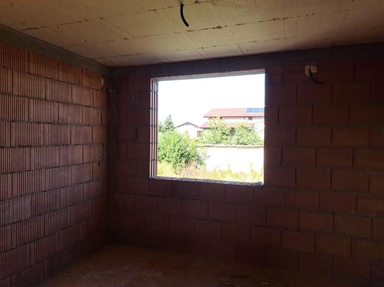 Casă individuală cu 5 camere cu Teren 300 Mp în Central