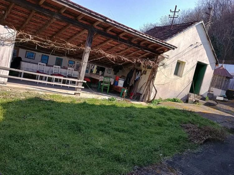 Casă cu 3 camere cu Teren 2000 Mp în Tisa