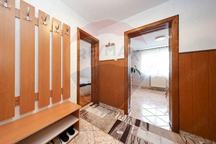 Casa si Spatiu comercial, centru in Sacele! - 1