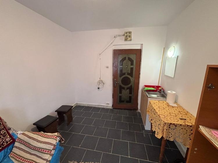 Cameră de cămin renovată, ușă metalică și geam termopan, zona Astra - 1