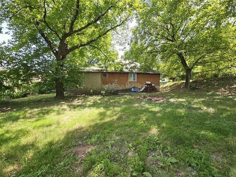 Casa spatioasa de vanzare in centrul satului Racaciuni  teren generos, livada, - 12