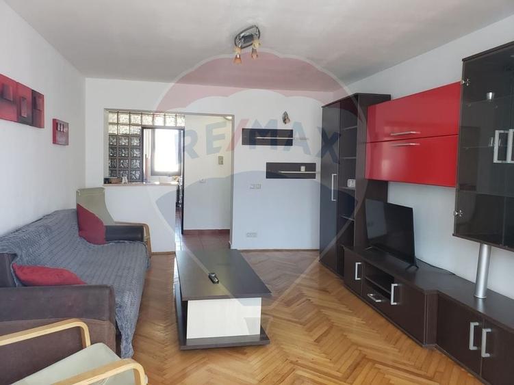 Apartament cu 3 camere in zona Polivalenta - 1
