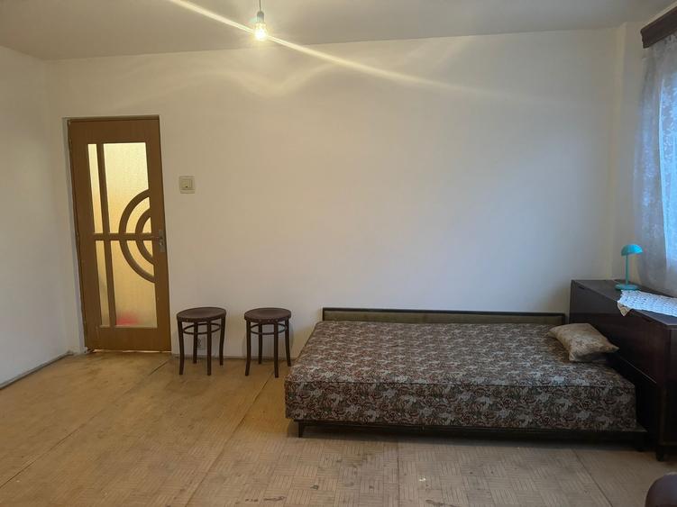 Zona Lamaita, se vinde apartament nedecomandat ,doua  camere pret 38000 euro - 4