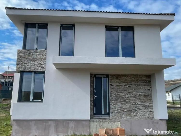 Casa de vanzare la intrare in Corpadea la drumul na?ional - 2