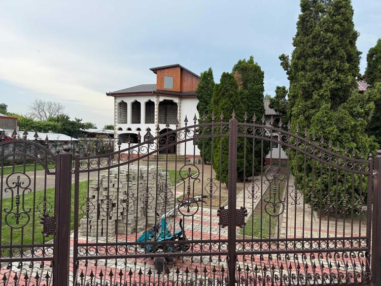 Casa tip vila, 9 camere, teren 3400 mp Garoafa, aproape de Focsani - 3