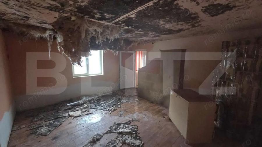 Casa cu acoperisul ars cu teren intravilan, 764 mp, zona Razvad - 14