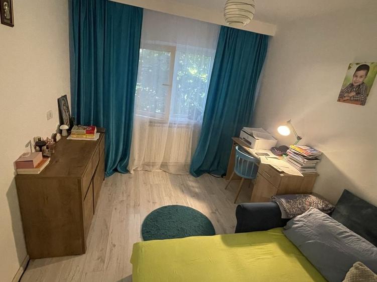 Apartament cu 3 camere decomandat în Poarta 6