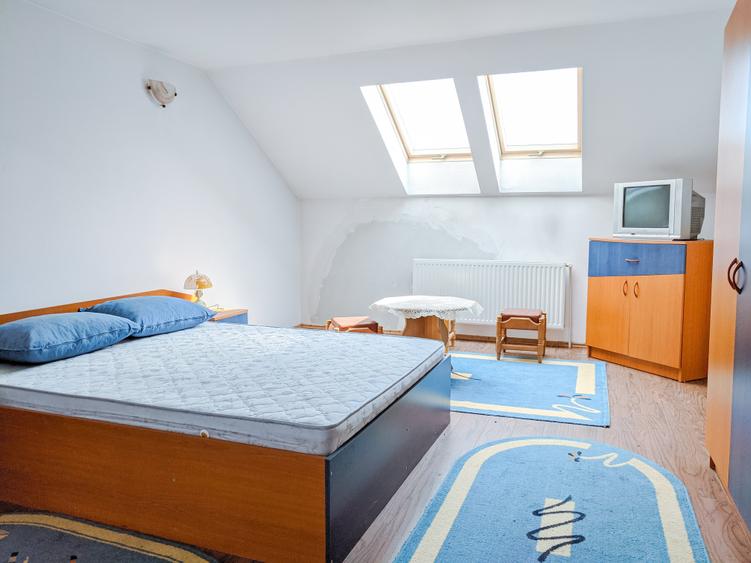 Casă individuală cu 10 camere cu Teren 600 Mp în Baciu