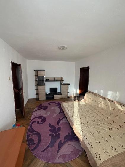 Apartament cu 3 camere semidecomandat în Craiovei