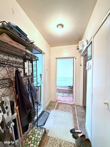 Apartament cu 3 camere semidecomandat în Costin Georgian