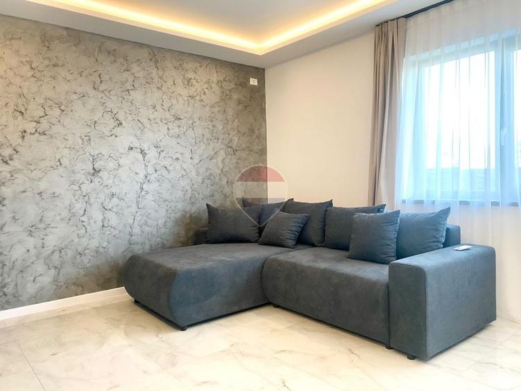 Apartament cu 4 camere decomandat, mobilat în Central