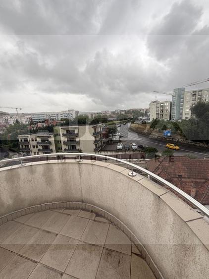 Apartament cu 4 camere semidecomandat, mobilat în Andrei Mureșanu