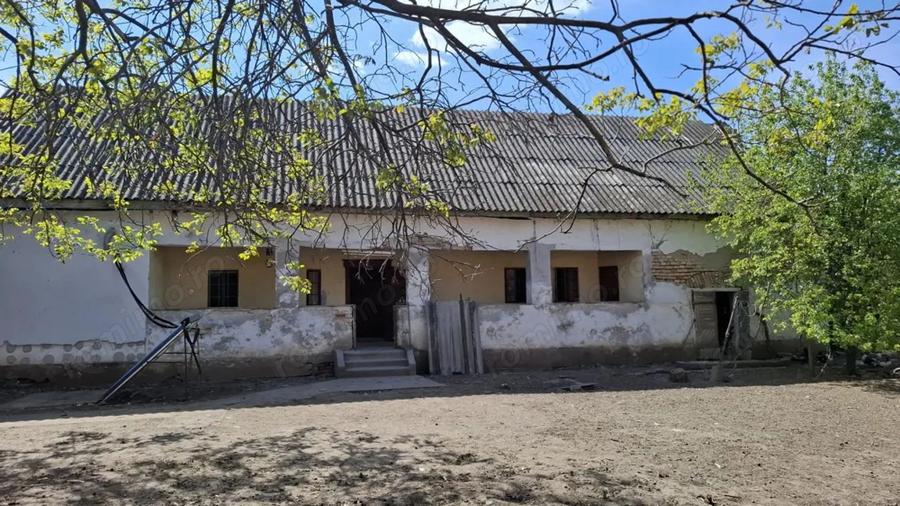 Casă cu 3 camere cu Teren 1472 Mp în Central