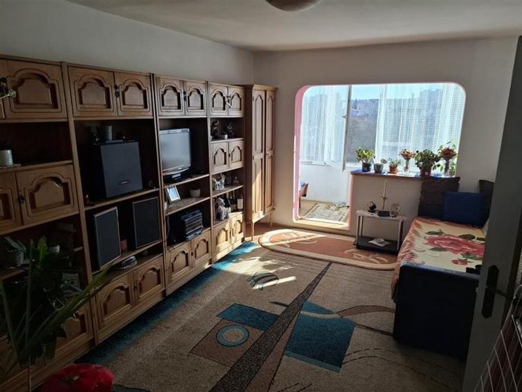 Apartament 2 camere decomandat zona Tractorul - 1