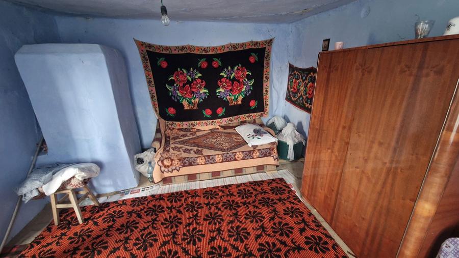 Casa batraneasca 60m.p. caramida si teren 2185m.p. Stoicanesti-Olt - 2