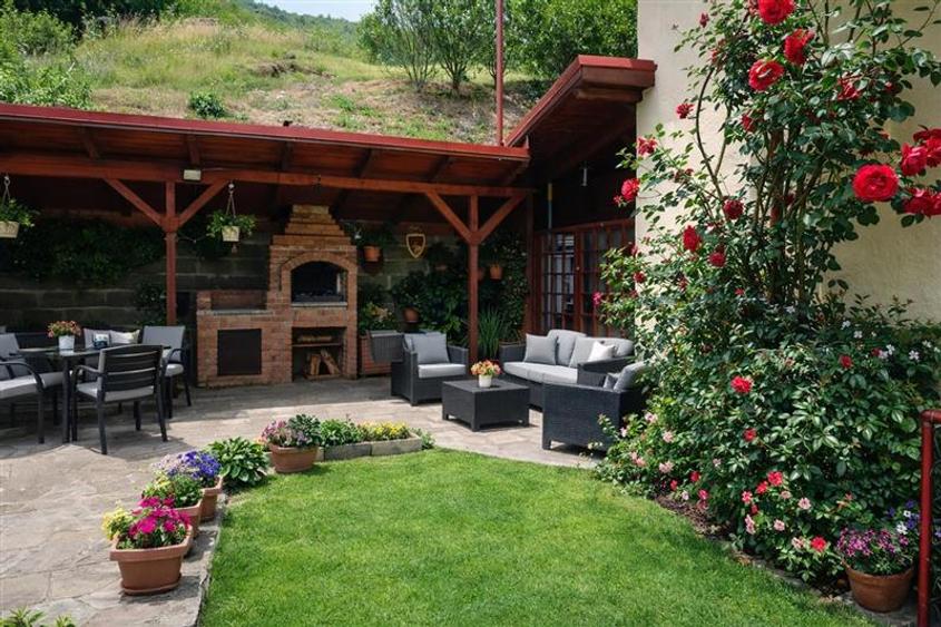 FILM! Pensiune in decor de poveste, loc de istorie si legenda, Moieciu de Jos, B - 1