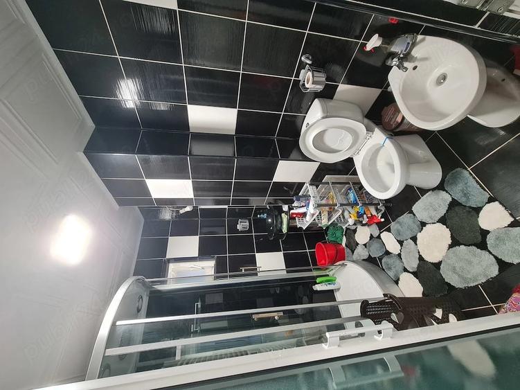 Apartament cu 3 camere semidecomandat în Filiași