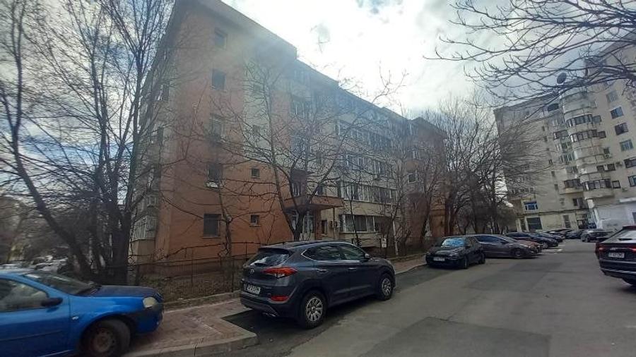 Unirii(Decebal),Garsoniera etajul 1/4, libera - 2