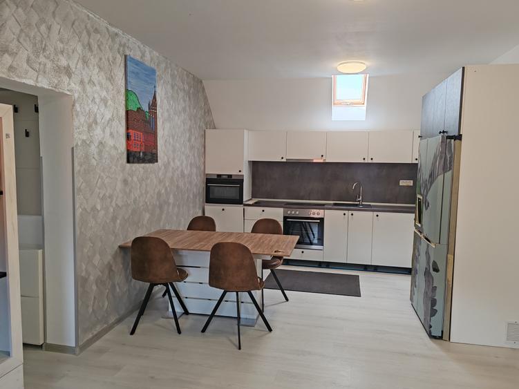 Apartament cu 3 camere semidecomandat în Central