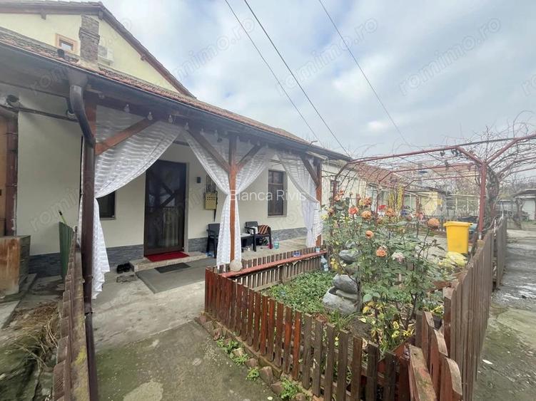 Casa cu 3 camere, curte comuna, zona Mehala