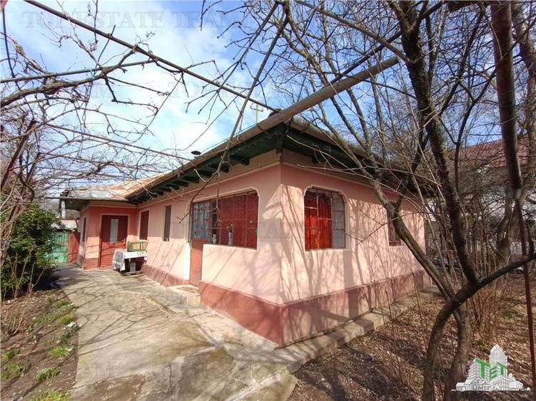 Casa taraneasca traditionala pe parter cu gradina si livada 1700mp in Gruiu, la - 1