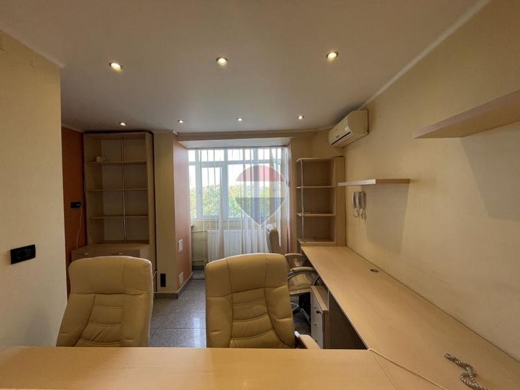 Apartament cu 4 camere semidecomandat, mobilat în P-ța Unirii