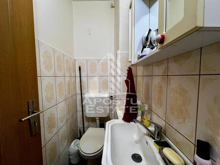 Apartament cu 3 camere semidecomandat, mobilat în Lipovei