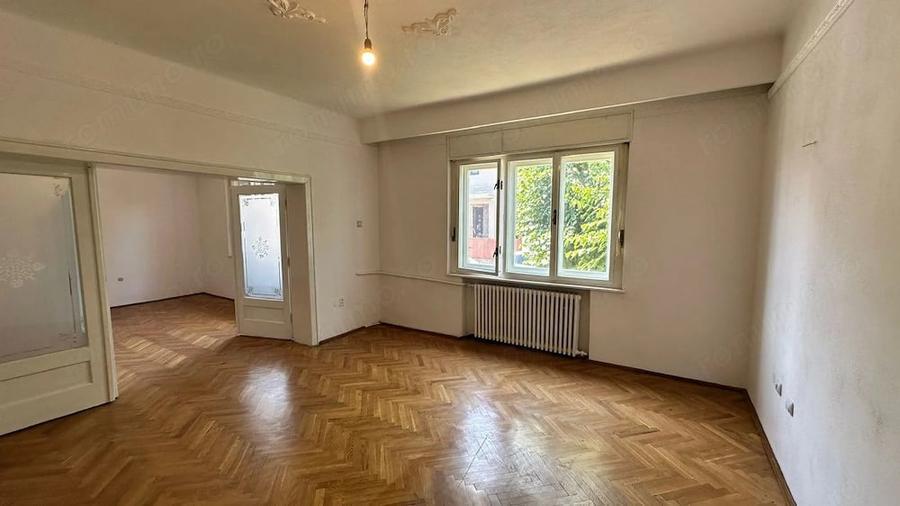 Casă cu 7 camere cu Teren 500 Mp în Calea Poplăcii