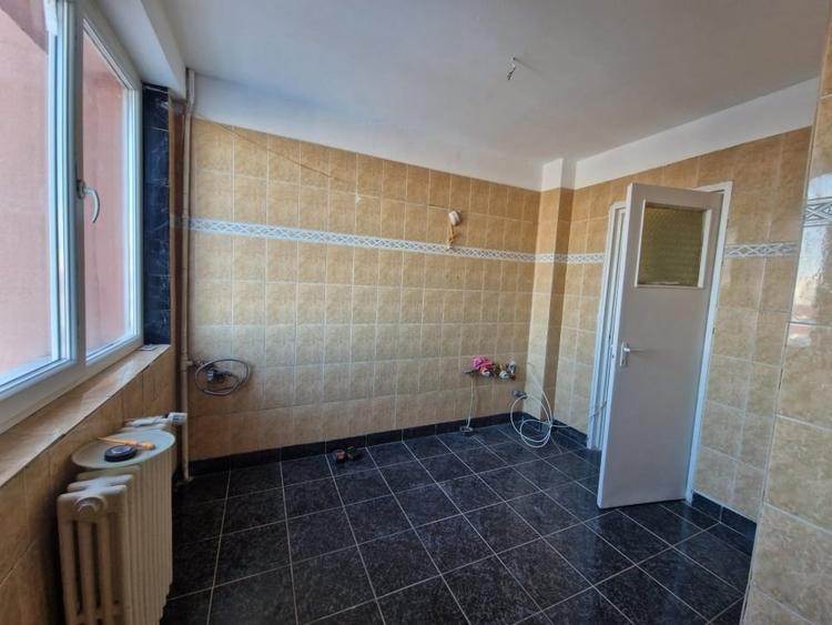 Apartament cu 3 camere semidecomandat în Bucur Obor