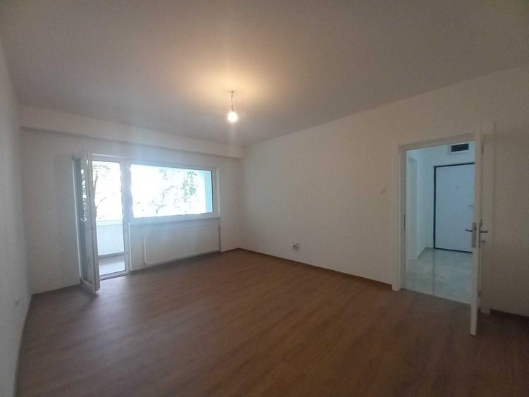 Apartament cu 4 camere decomandat în Exterior Vest