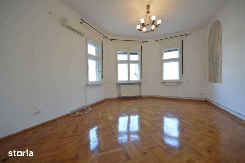 Casă cu 4 camere cu Teren 300 Mp în Dorobanți