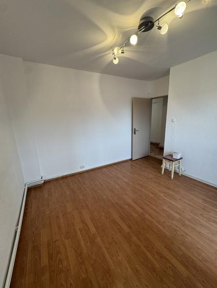 Apartament cu 3 camere decomandat în Democrației